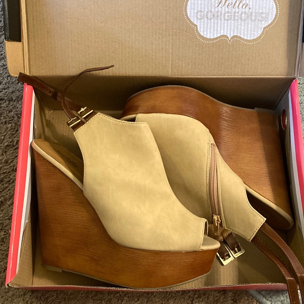 Size 10 tan and faux wood wedges, with side zipper and 2 straps in back
